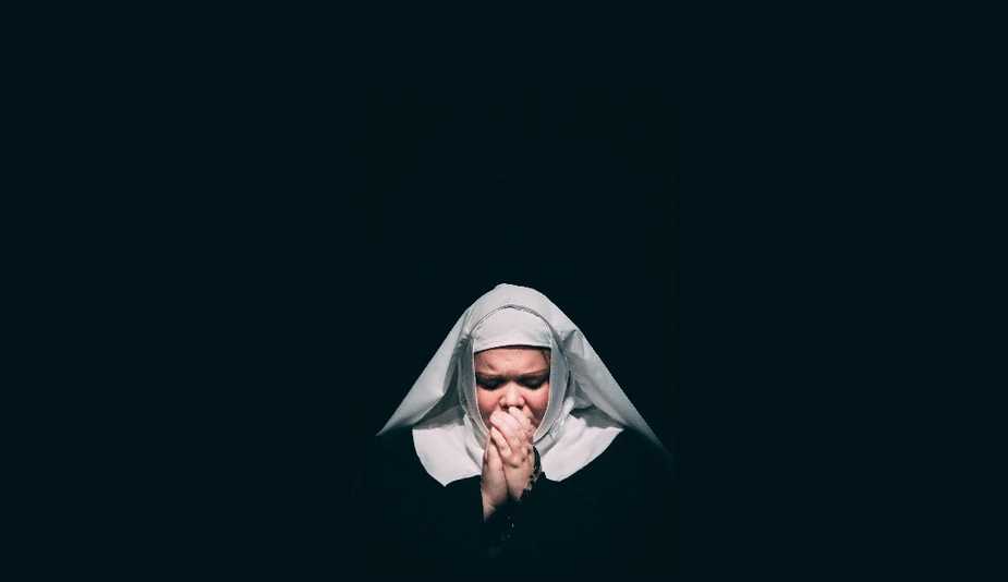 Lauren Margison in Suor Angelica, dressed as a nun and praying.